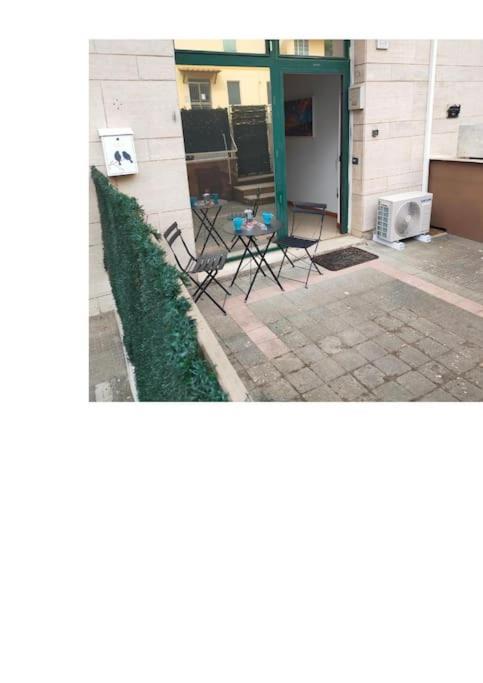 Gemelli Holidays -2 Easy Lofts, Groundfloor With Courtyard, Mezzanine Bedroom, Baby & Pet Friendly, Near Monte Mario Station Connecting To Center In 20 Minutes, 2 Steps From Bus, Groceries, Restaurants, Park, Cycle Path - Warm Guest Care In 4 Languag Apartamento *