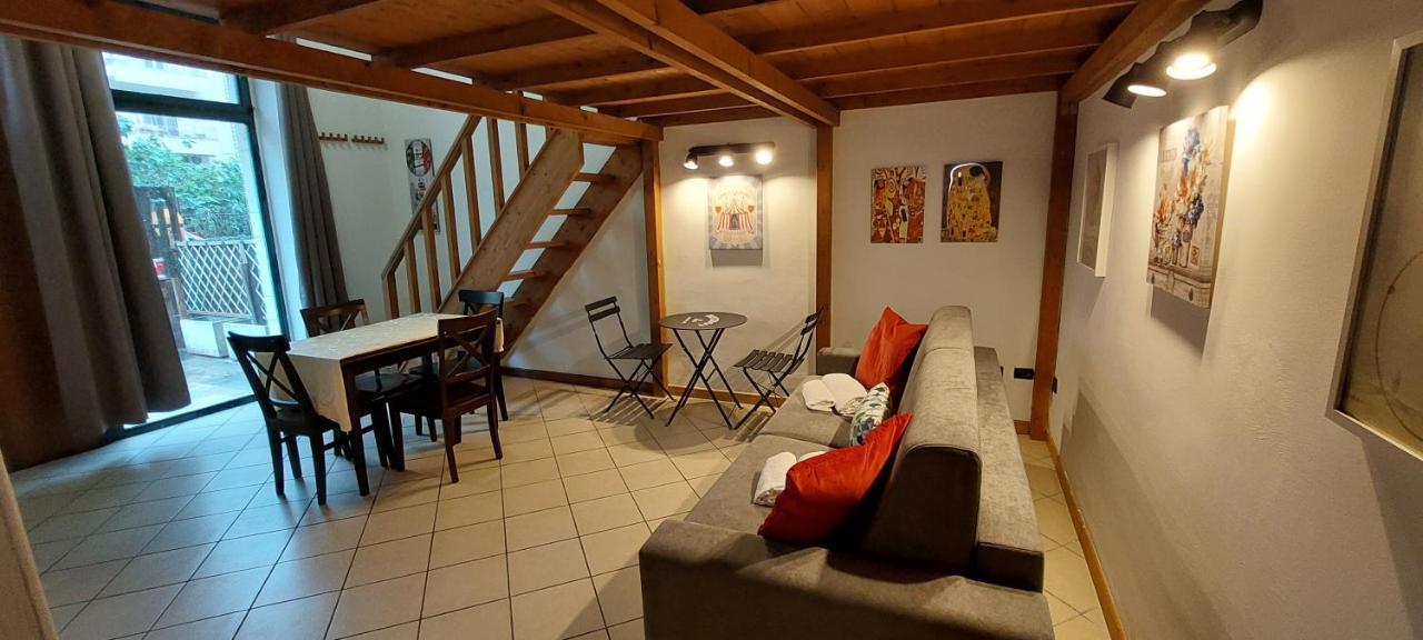 Gemelli Holidays -2 Easy Lofts, Groundfloor With Courtyard, Mezzanine Bedroom, Baby & Pet Friendly, Near Monte Mario Station Connecting To Center In 20 Minutes, 2 Steps From Bus, Groceries, Restaurants, Park, Cycle Path - Warm Guest Care In 4 Languag Apartamento