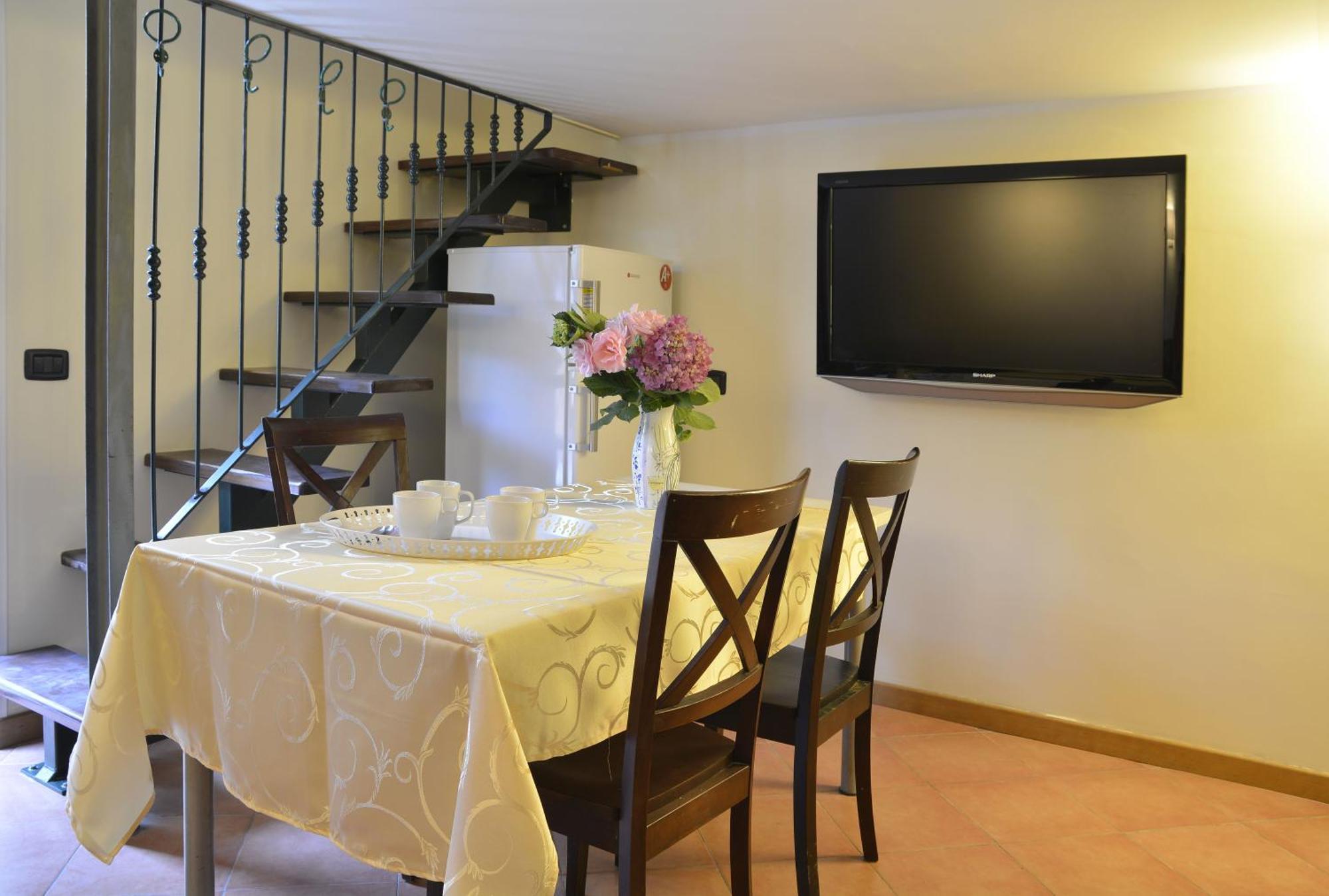 Gemelli Holidays -2 Easy Lofts, Groundfloor With Courtyard, Mezzanine Bedroom, Baby & Pet Friendly, Near Monte Mario Station Connecting To Center In 20 Minutes, 2 Steps From Bus, Groceries, Restaurants, Park, Cycle Path - Warm Guest Care In 4 Languag Apartamento Roma